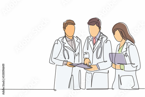 Fototapeta Naklejka Na Ścianę i Meble -  One continuous line drawing of senior doctor giving mentoring to the young male and female doctors at the hospital hallway. Hospital health care concept single line draw design vector illustration