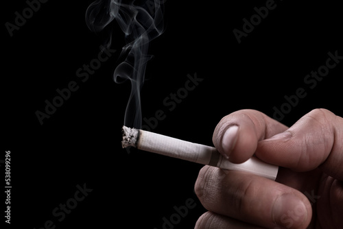 喫煙する男性が手に持っているタバコ