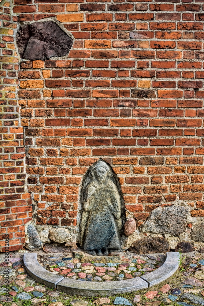 bergen, deutschland - bildstein in der westfassade der marienkirche