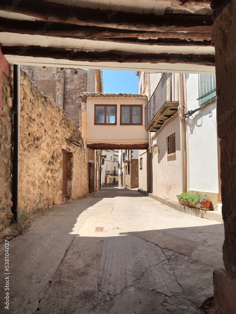 Calles que cruzan edificios en pueblo con historia - Lleida, Spain