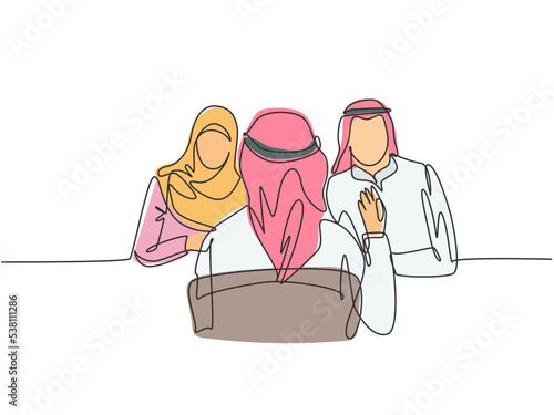 One single line drawing of young muslim stratup founder interviewing employee candidate at office. Saudi Arabia cloth kandora, thobe, ghutra, hijab. Continuous line draw design vector illustration