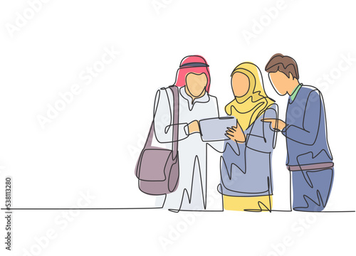 Single continuous line drawing of young male and female muslim worker discussing marketing strategy together. Arab middle east cloth shmagh, thawb, hijab robe. One line draw design vector illustration
