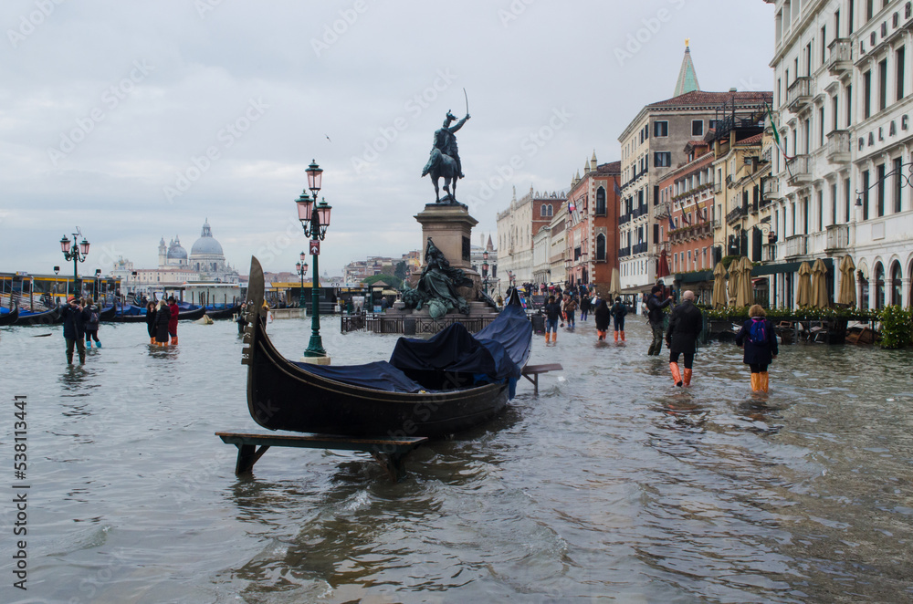 Una gondola portata a riva dall'acqua alta straordinaria di novembre 2019 a Venezia