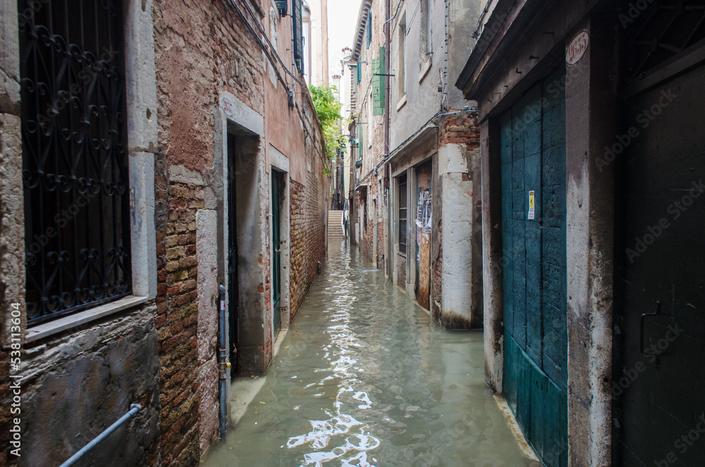 Una calle di Venezia invasa dall'acqua alta in una giornata nuvolosa di novembre