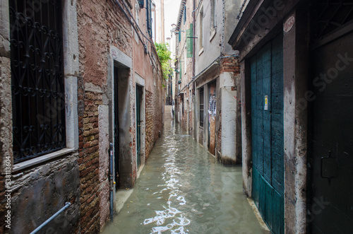 Una calle di Venezia invasa dall'acqua alta in una giornata nuvolosa di novembre