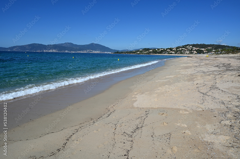 La plage d'Agosta ensoleillé en Corse