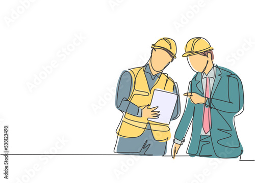 One single line drawing of young construction manager giving instruction to foreman coordinator. Building architecture business concept. Continuous line draw design vector graphic illustration