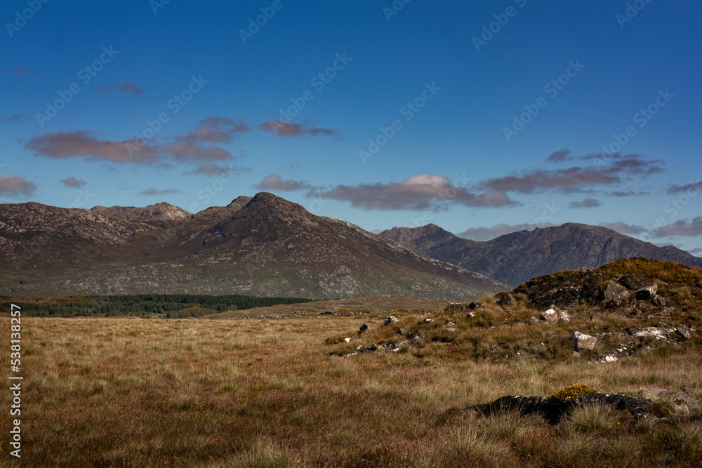 Obraz premium Beautiful natural scenery in the touristic region of Connemara, County Galway in Ireland