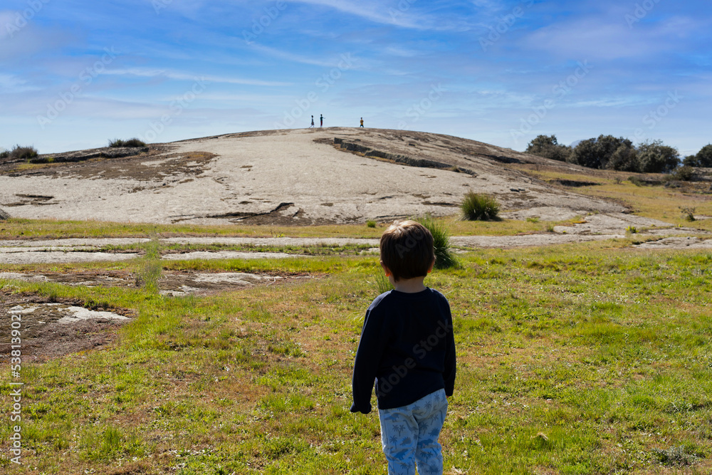 Naklejka premium child from behind looks at other children