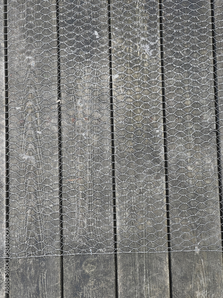Fototapeta premium Rutschsicherung Draht auf feuchter Holzterrasse