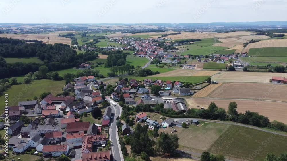 Flug über ländliches Dorf Flug über ländliches Dorf