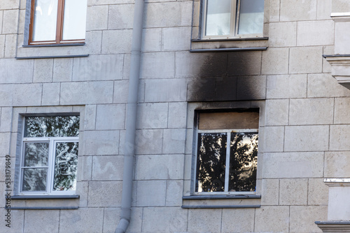 Εκτύπωση καμβά Windows of a multi-storey brick house after a fire