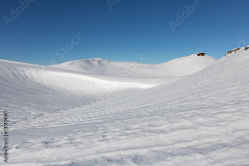 paysage enneigé en hiver à la station de ski des Deux Alpes en Isère en France