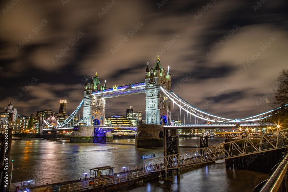 Obraz premium tower bridge at night