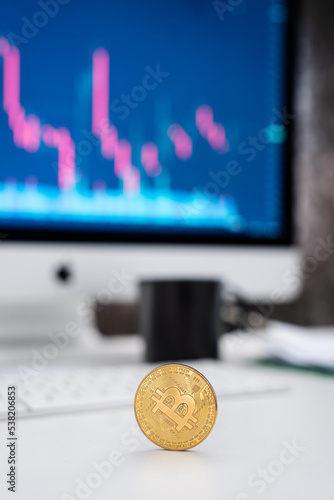 Obraz na płótnie bitcoin - the fall of electronic currency - gold coin - background chart w salonie