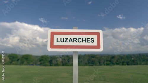 Panneau de la ville de Luzarches. Entrée dans la municipalité.