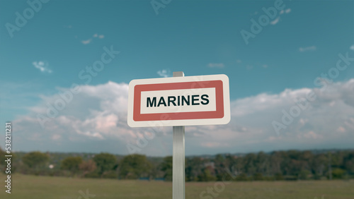 Panneau de la ville de Marines. Entrée dans la municipalité.