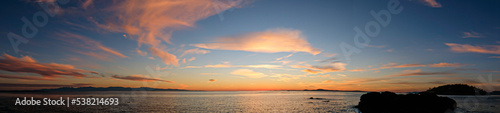 Fotografia Sunset over blue water