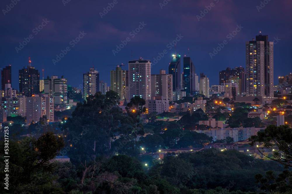 Anoitecer em Cascavel, Paraná, Brasil. Panorama da cidade.