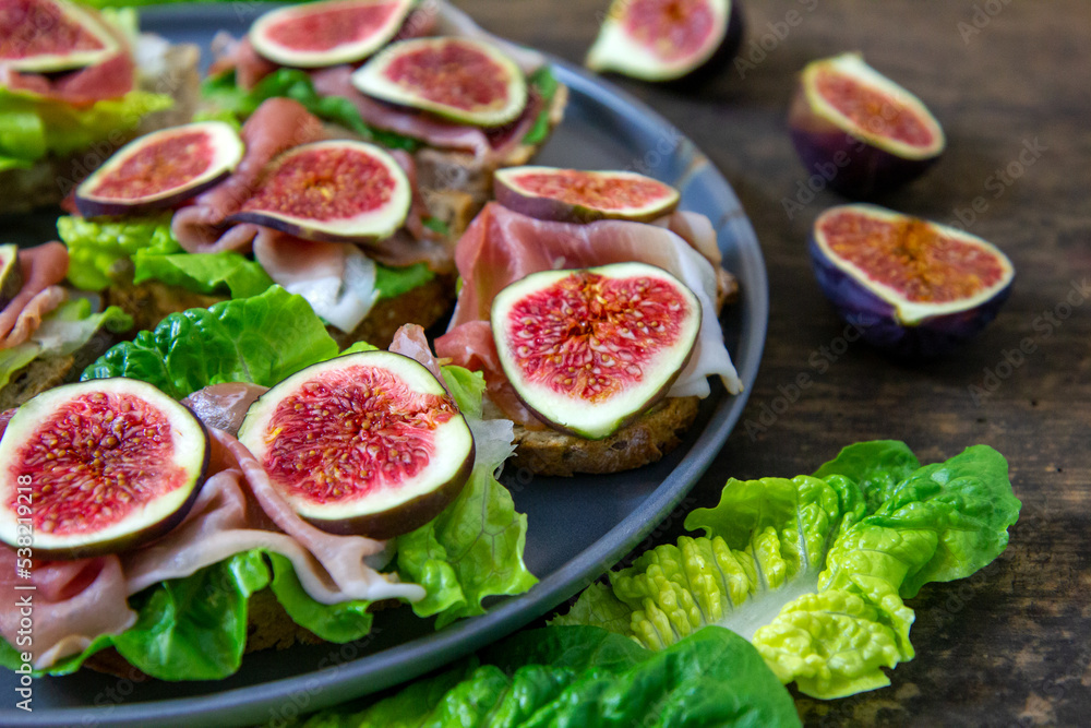 Sandwiches with lettuce, ripening ham and figs
Sandwiches with lettuce, ripening ham and figs