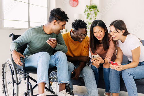 Canvas Print Group of diverse teenage people using mobile phone - Inclusion and diversity con