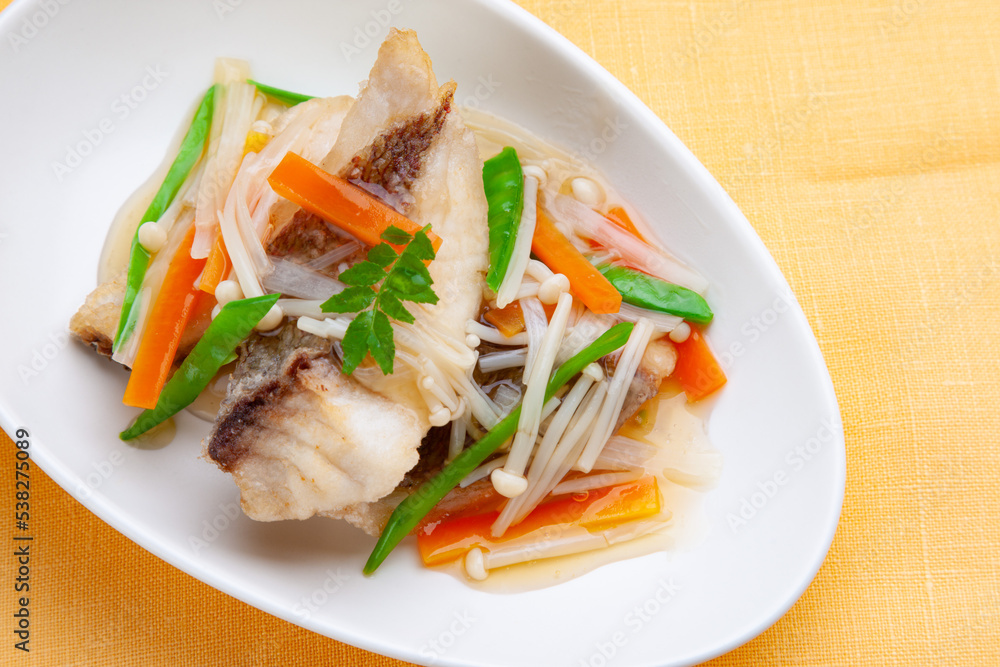 家庭料理　鯛の唐揚げに野菜あんかけ　日本
