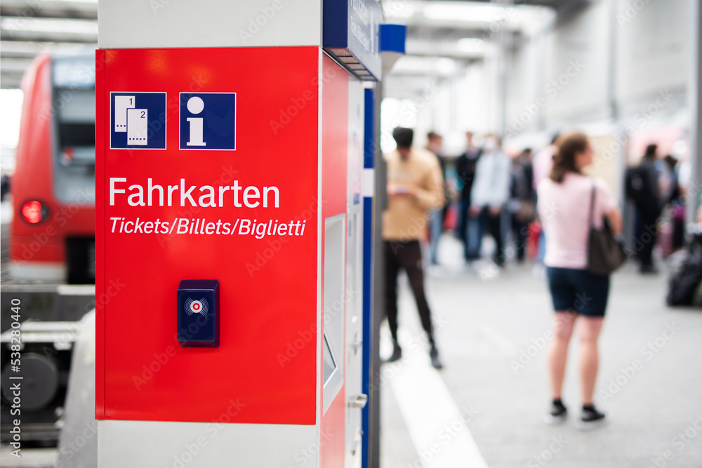 Fahrkartenautomat am Bahnhof, ein Ticket für eine Zugfahrt am Automaten kaufen  - obrazy, fototapety, plakaty 