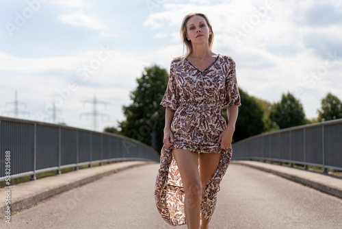 Foto Attractive confident provocative woman on a bridge