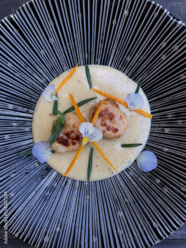 Hokkaido scallops with crème d’échalotes (Cream of Shallot)