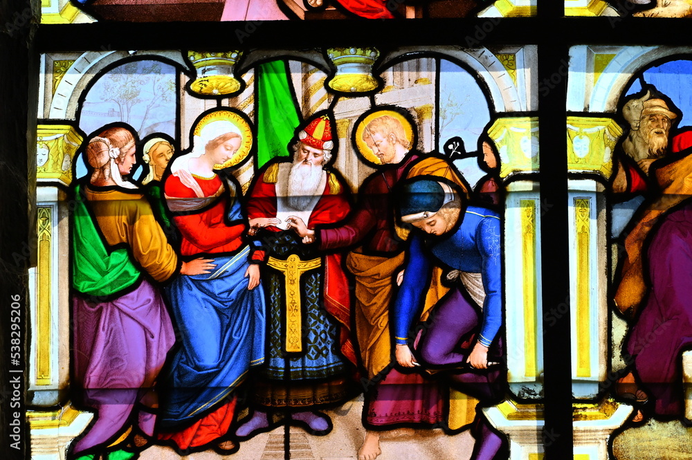 détail d'un vitrail de l'église Saint-Aignan de Chartres en France détail d'un vitrail de l'église Saint-Aignan de Chartres en France