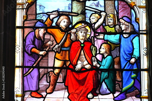 détail d'un vitrail de l'église Saint-Aignan de Chartres en France
