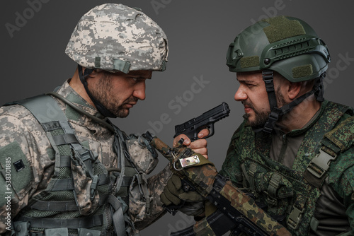 Tableau sur toile Studio shot of disagreements of soldiers dressed in camouflage uniforms
