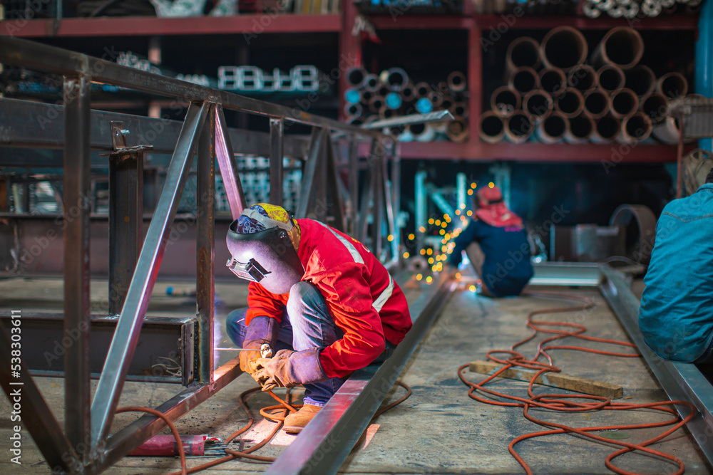 Obraz premium Welding male worker metal steel is part of beam structure