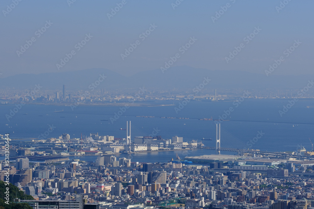 神戸市の高台、渦森台展望公園より神戸市街地と大阪湾を臨む