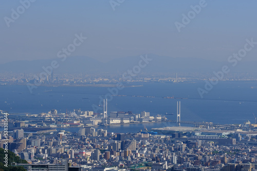 神戸市の高台、渦森台展望公園より神戸市街地と大阪湾を臨む © 宮岸孝守