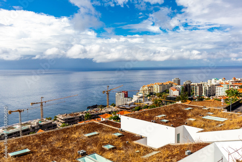 Unterwegs auf der Stadt Levadas von Funchal mit einen fantastischen Ausblick auf den Atlantik - Madeira - Portugal 