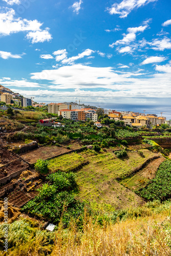 Unterwegs auf der Stadt Levadas von Funchal mit einen fantastischen Ausblick auf den Atlantik - Madeira - Portugal 