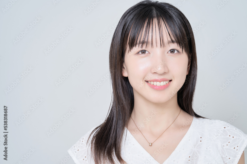 Fototapeta premium 若い女性のポートレートと白背景