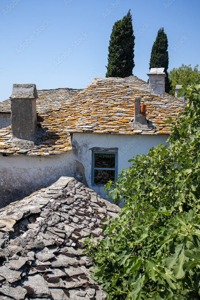 Stare zabudowania na greckiej wyspie Thassos