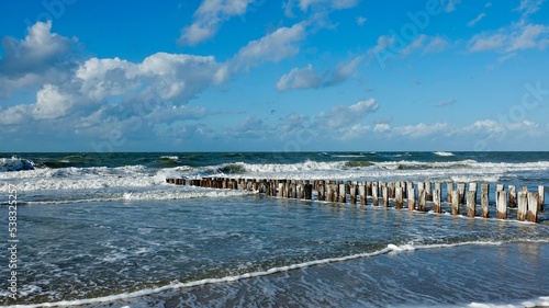 Wellenbrecher aus Holz am Nordseestrand