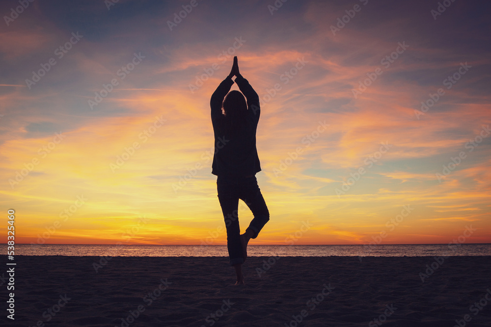 Yoga im Sonnenuntergang am Meer