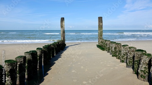 Wellenbrecher aus Holz am Nordseestrand © Omm-on-tour