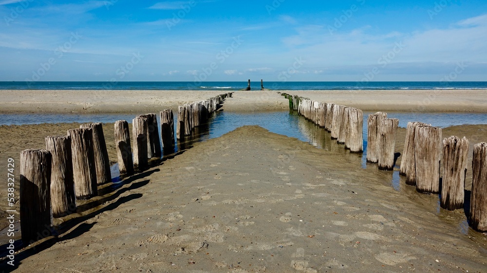 Wellenbrecher aus Holz am Nordseestrand