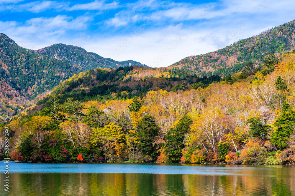 栃木県　日光　湯ノ湖の紅葉