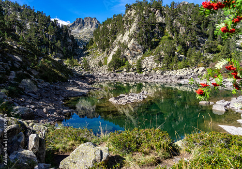 Sommerurlaub in den spanischen Pyrenäen: Wanderung bei den schillernden Bergseen von Gerber im Vall D´Àneu photo