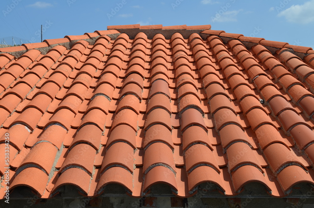 Toiture en tuiles romanes. (France)