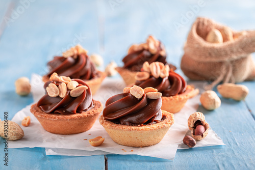 Obraz na płótnie Tasty mini tartlets made of caramel and peanuts.
