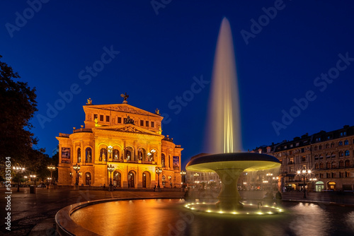 Opernplatz in Frankfurt an Main mit der Alten Oper und Lucae-Brunnen in der Dämmerung 