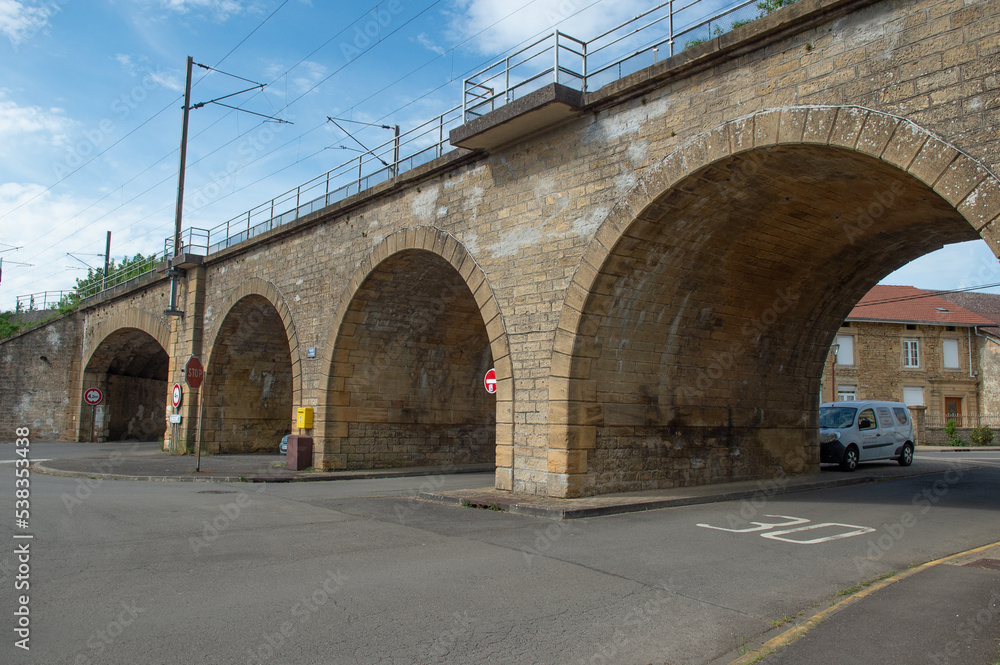 Vieux pont ferrovière , construction avec des arches en pierre de taille  