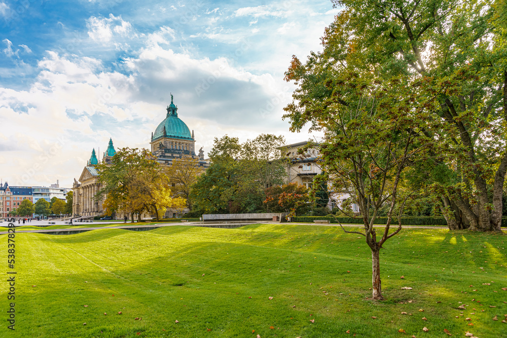 Obraz premium Bundesverwaltungsgericht im Herbstlicht